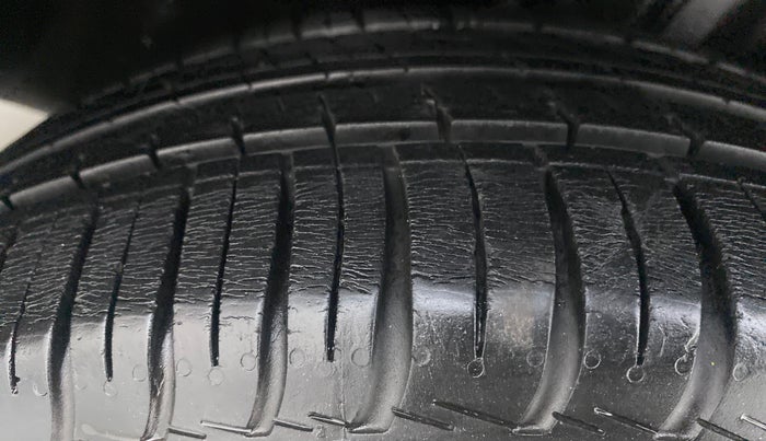 2016 Volkswagen Vento HIGHLINE PLUS 1.2 AT 16 ALLOY, Petrol, Automatic, 94,675 km, Right Rear Tyre Tread