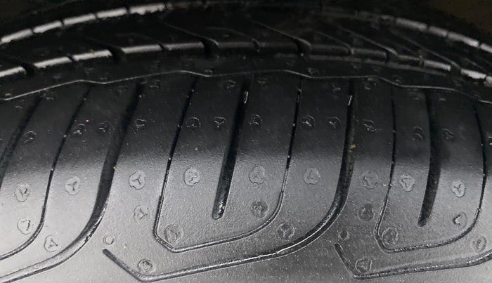 2016 Volkswagen Vento HIGHLINE PLUS 1.2 AT 16 ALLOY, Petrol, Automatic, 94,675 km, Left Front Tyre Tread