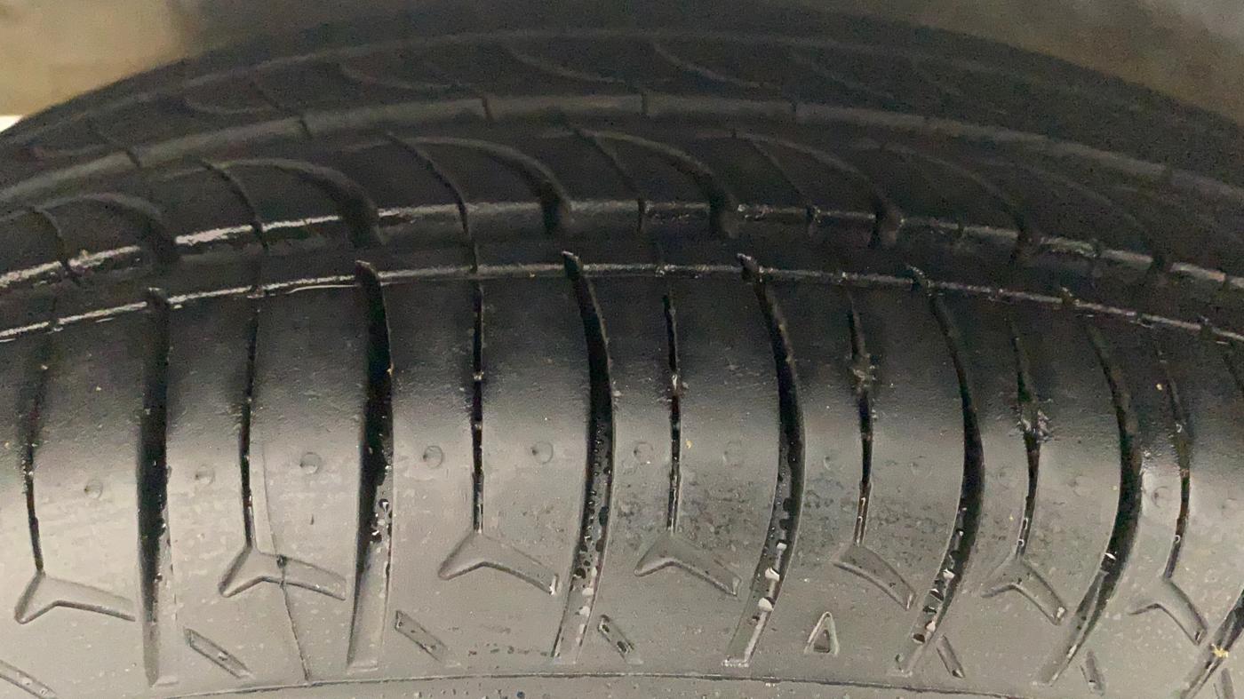 2016 Hyundai Eon D-LITE+, Petrol, Manual, 50,939 km, Left Front Tyre Tread