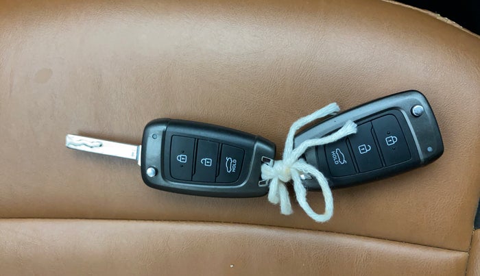 2018 Hyundai Verna 1.6 VTVT SX, Petrol, Manual, 31,578 km, Key Close Up