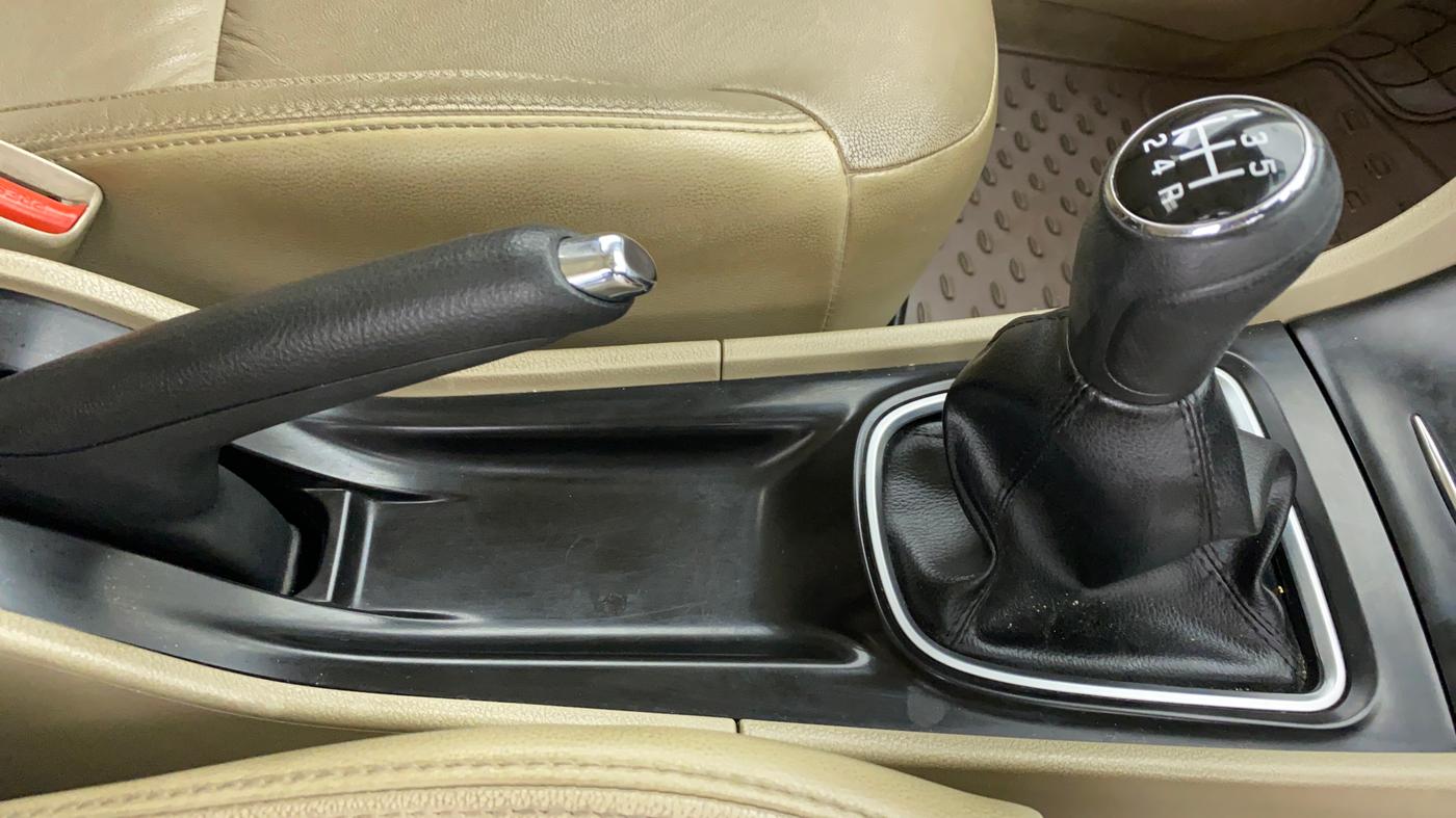 2016 Maruti Ciaz ZDI+ SHVS, Diesel, Manual, 27,465 km, Gear Lever