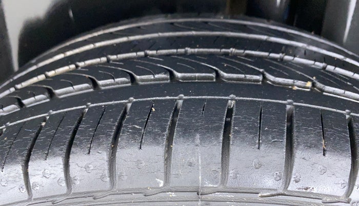 2016 Maruti Ciaz ZDI+ SHVS, Diesel, Manual, 27,465 km, Left Rear Tyre Tread
