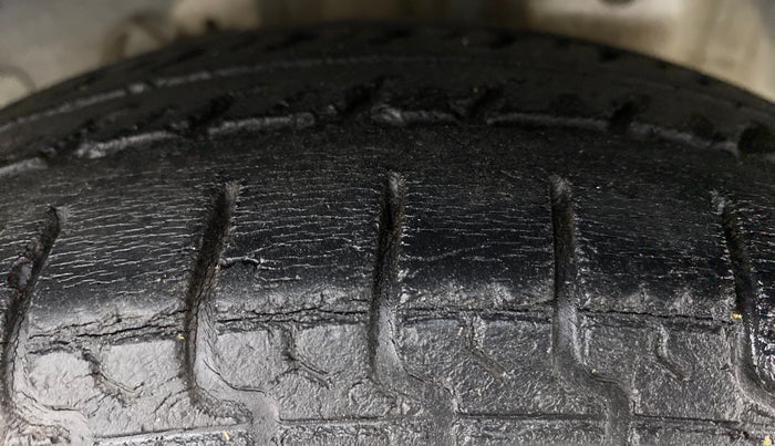 2013 Hyundai Eon MAGNA +, CNG, Manual, 1,02,003 km, Right Rear Tyre Tread