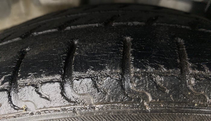 2013 Hyundai Eon MAGNA +, CNG, Manual, 1,02,003 km, Left Rear Tyre Tread
