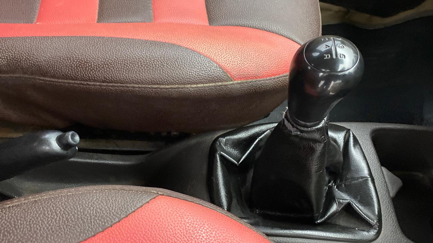 2013 Hyundai Eon MAGNA +, CNG, Manual, 1,02,003 km, Gear Lever