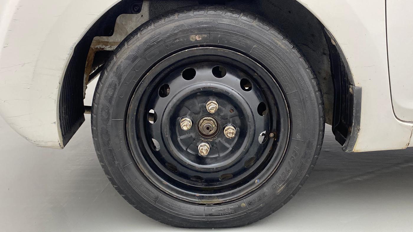 2013 Hyundai Eon MAGNA +, CNG, Manual, 1,02,003 km, Left Front Wheel