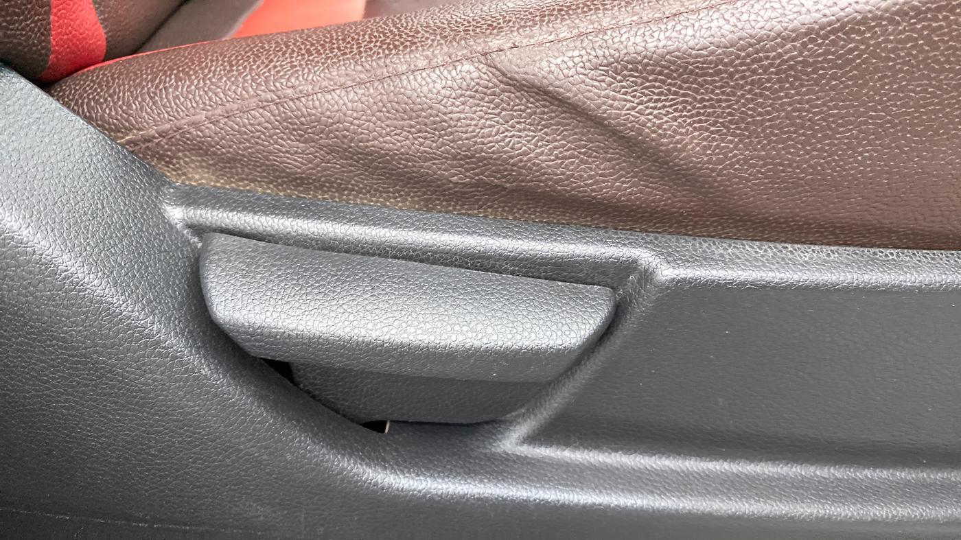 2013 Hyundai Eon MAGNA +, CNG, Manual, 1,02,003 km, Driver Side Adjustment Panel