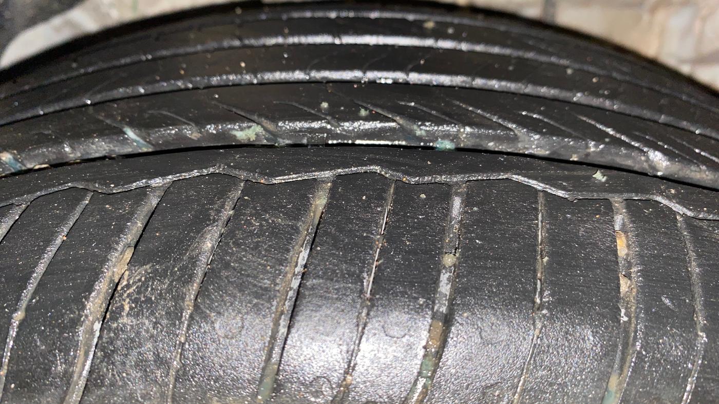 2025 Mahindra XUV 3XO AX7 1.2 TGDi AT, Petrol, Automatic, 16,952 km, Right Front Tyre Tread