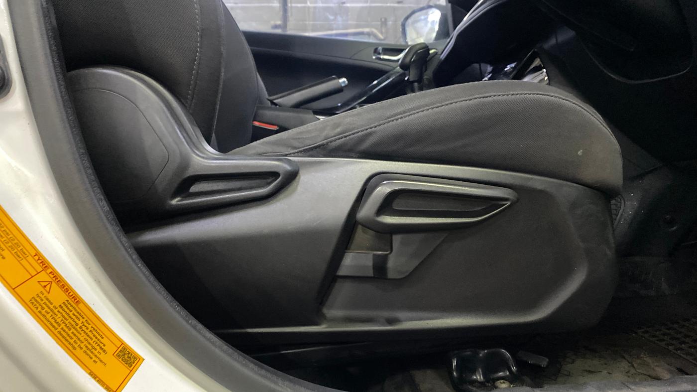 2023 Tata NEXON FEARLESS SUNROOF DUAL TONE 1.2 PETROL, Petrol, Manual, 76,598 km, Driver Side Adjustment Panel