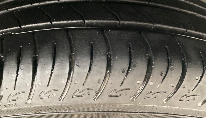 2023 Mahindra XUV300 W6 1.2 PETROL AMT, Petrol, Automatic, 16,670 km, Right Front Tyre Tread