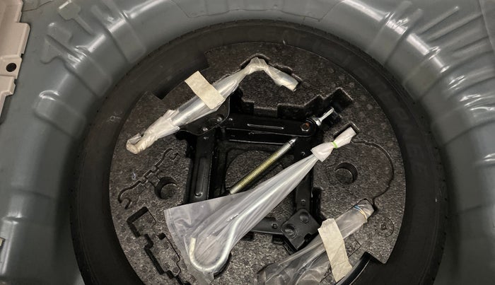 2023 Mahindra XUV300 W6 1.2 PETROL AMT, Petrol, Automatic, 16,670 km, Spare Tyre