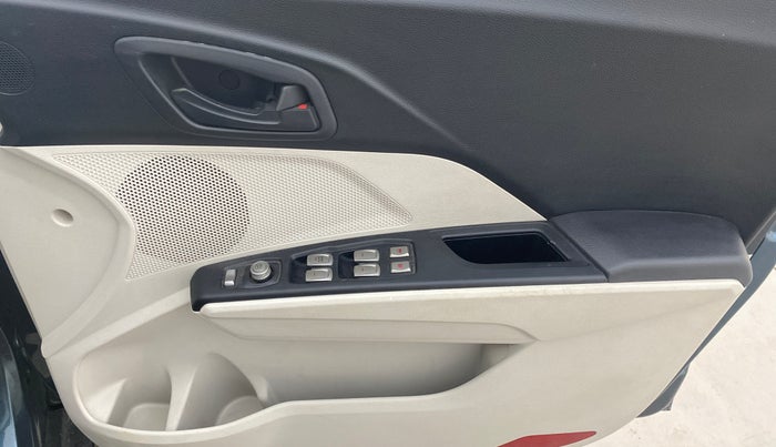 2023 Mahindra XUV300 W6 1.2 PETROL AMT, Petrol, Automatic, 16,670 km, Driver Side Door Panels Control