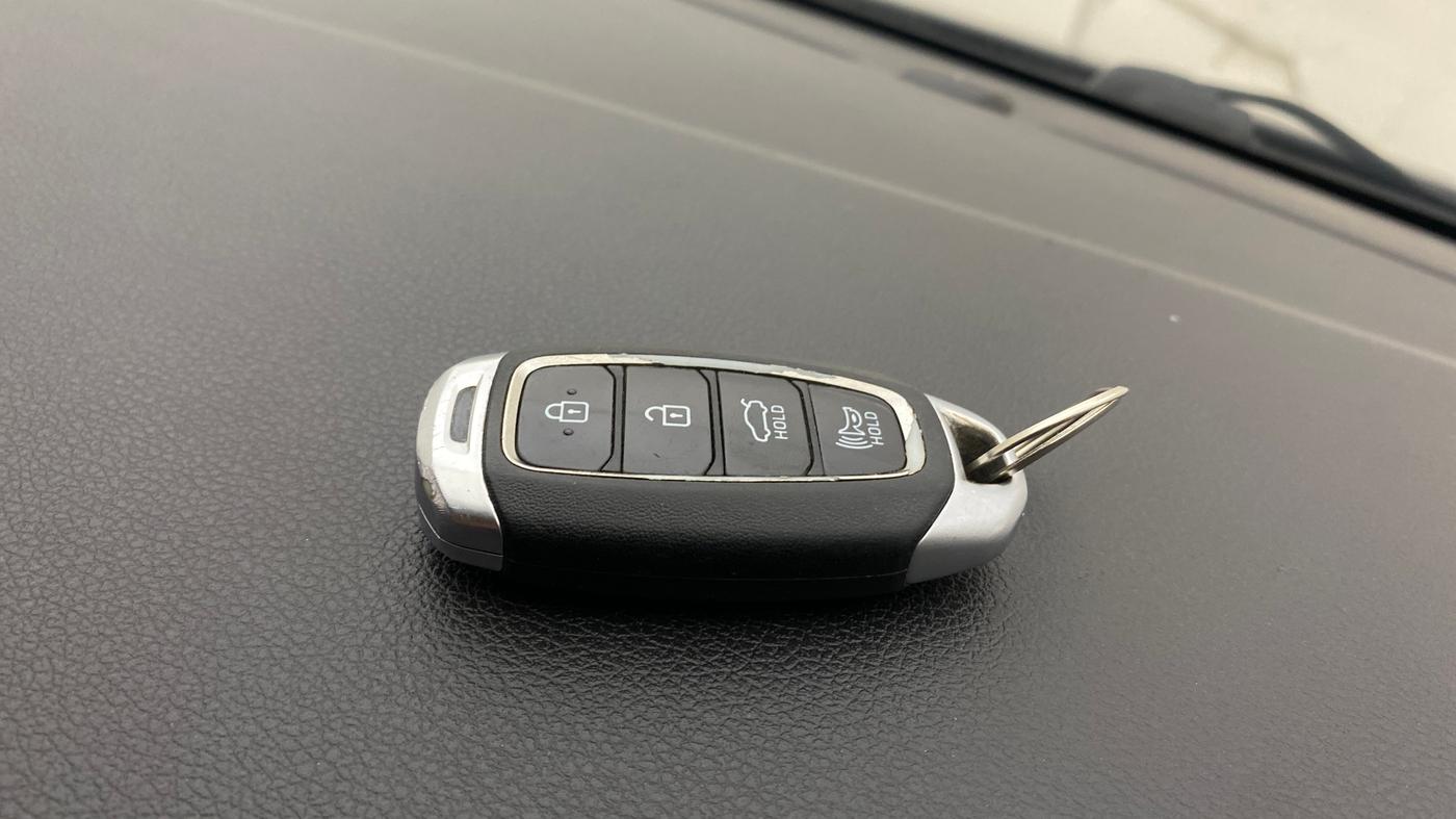 2022 Hyundai Verna SX (O) 1.0 TURBO DCT, Petrol, Automatic, 65,808 km, Key Close Up