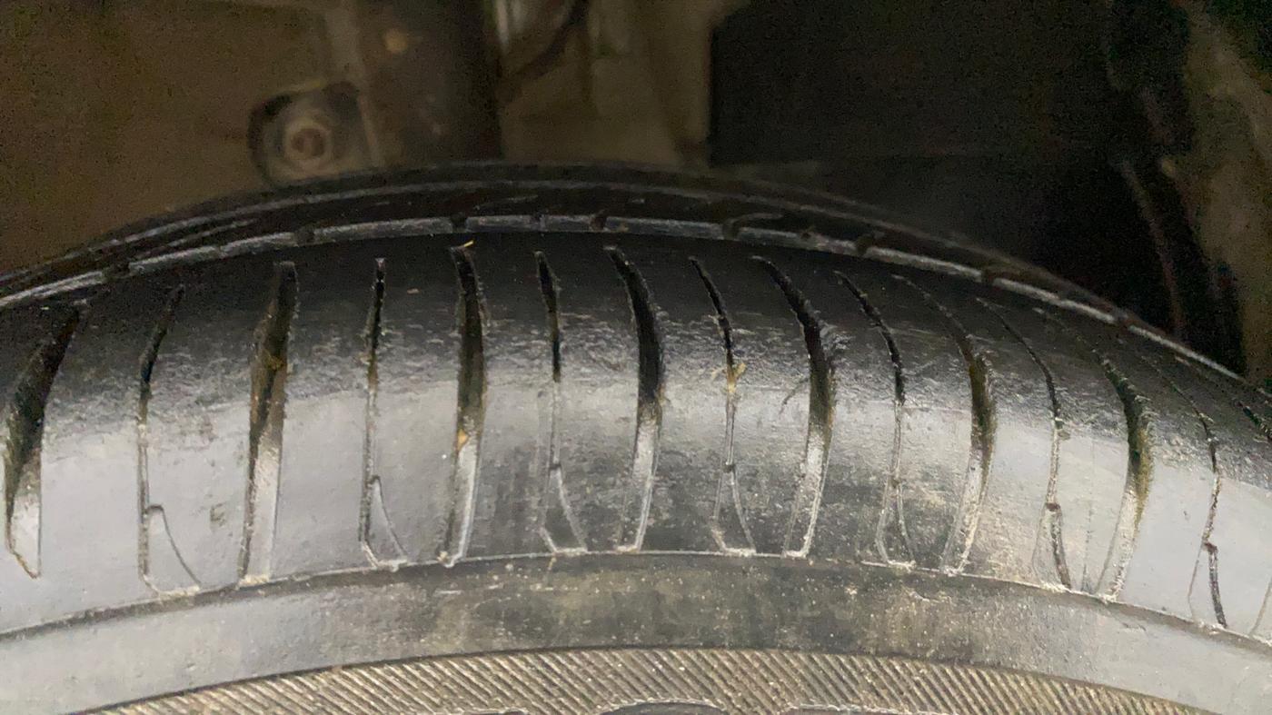 2019 Mahindra KUV 100 NXT K2 P 6 STR, Petrol, Manual, 45,633 km, Right Front Tyre Tread
