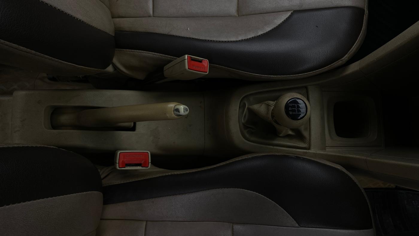 2014 Maruti Swift Dzire VDI, Diesel, Manual, 1,30,761 km, Gear Lever