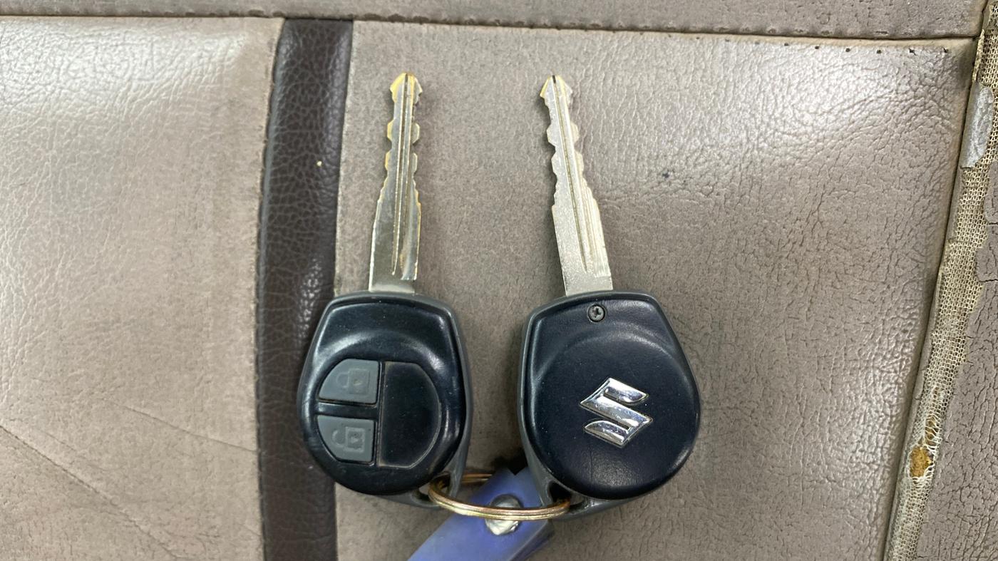 2014 Maruti Swift Dzire VDI, Diesel, Manual, 1,30,761 km, Key Close Up