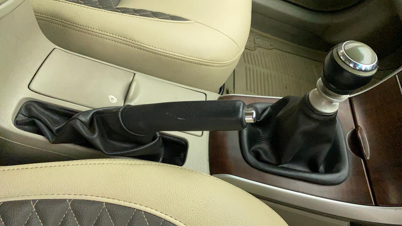 2013 Toyota Corolla Altis GL PETROL, Petrol, Manual, 1,04,902 km, Gear Lever
