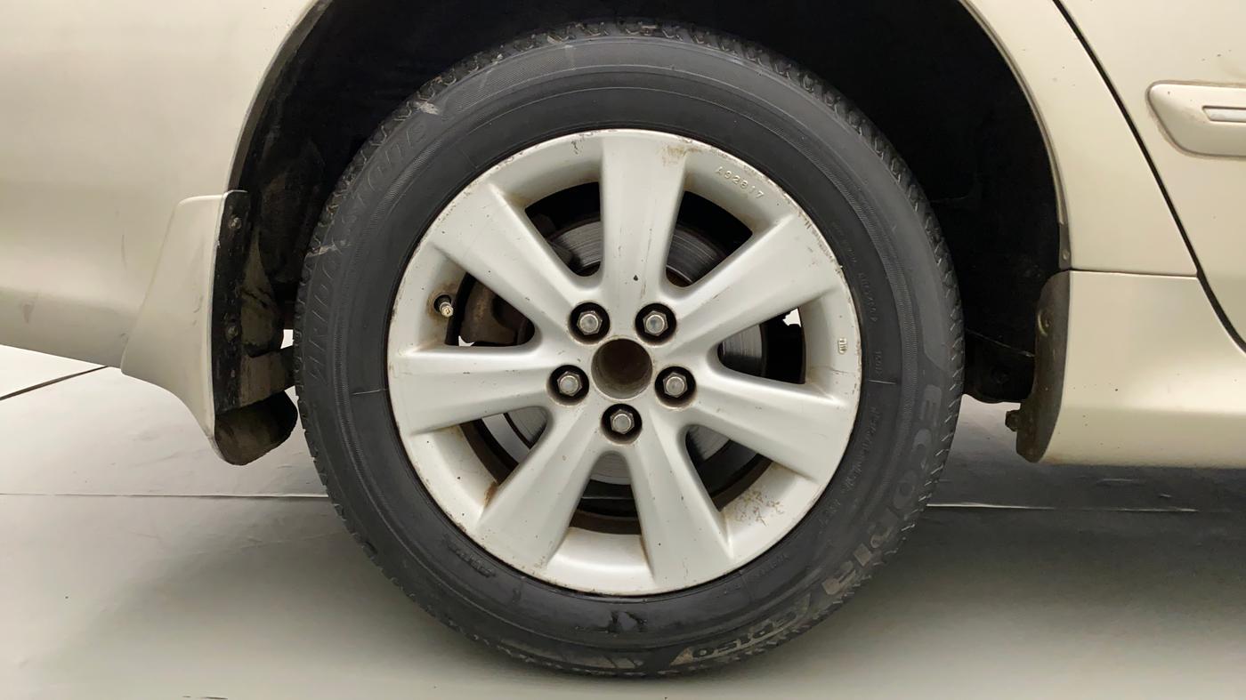 2013 Toyota Corolla Altis GL PETROL, Petrol, Manual, 1,04,902 km, Right Rear Wheel