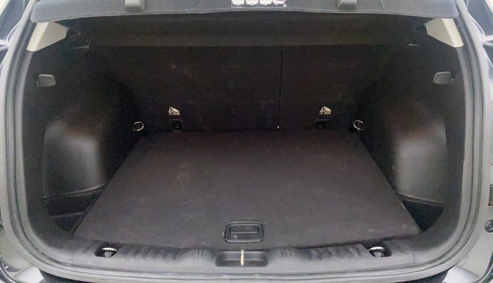 2017 Jeep Compass LIMITED (O) 2.0 DIESEL, Diesel, Manual, 1,00,353 km, Boot Inside