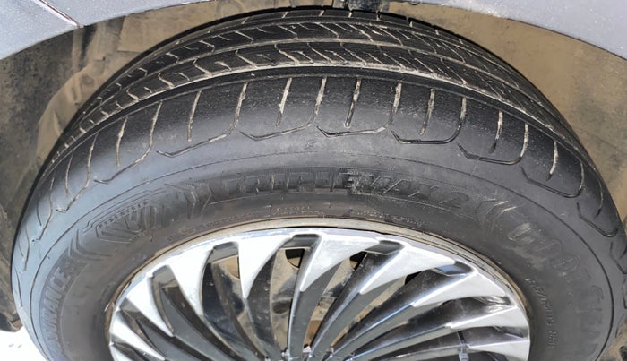 2016 Maruti Ertiga VXI CNG, CNG, Manual, 1,24,272 km, Left Front Tyre Tread