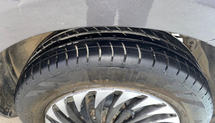 2016 Maruti Ertiga VXI CNG, CNG, Manual, 1,24,272 km, Right Front Tyre Tread