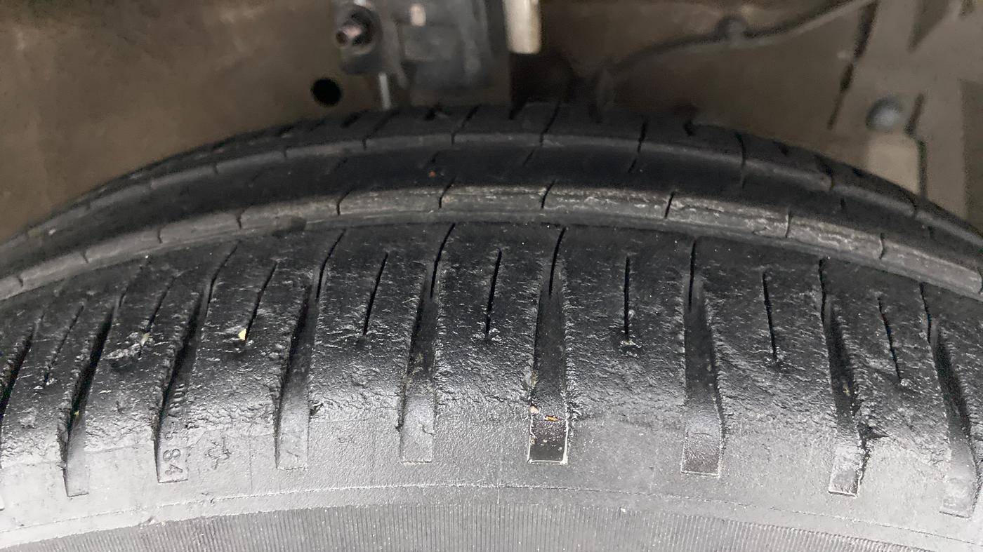 2014 Maruti Swift Dzire AUTOMATIC, Petrol, Automatic, 89,500 km, Right Front Tyre Tread