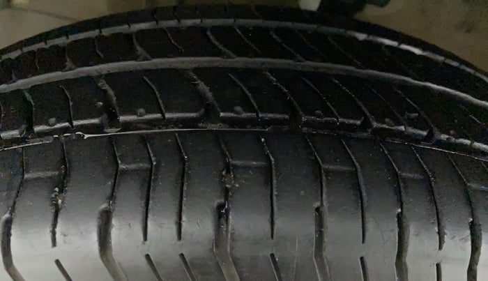 2014 Maruti Swift VXI, Petrol, Manual, 61,043 km, Right Front Tyre Tread