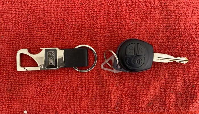 2014 Maruti Swift VXI, Petrol, Manual, 61,043 km, Key Close Up