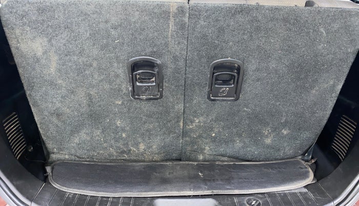 2018 Mahindra XUV500 W5, Diesel, Manual, 78,284 km, Boot Inside