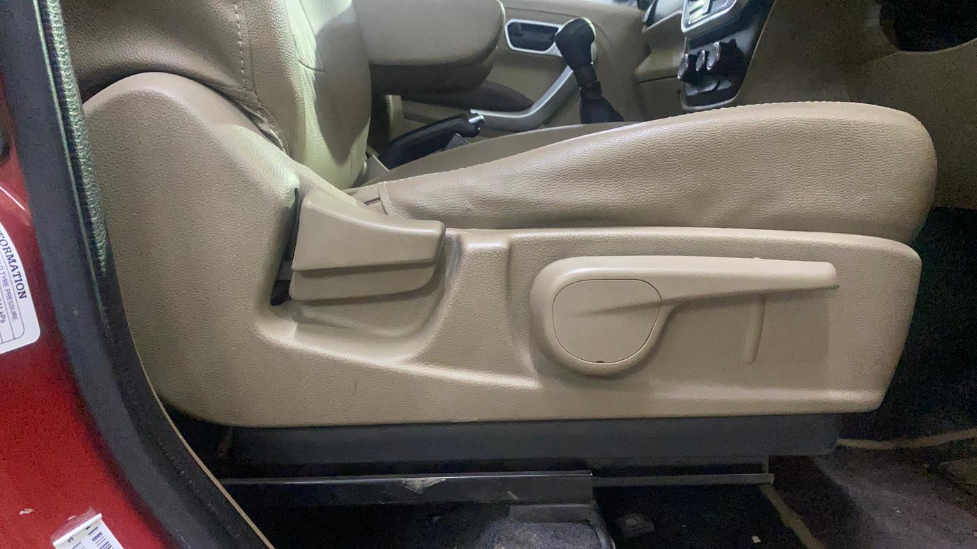 2016 Mahindra TUV300 T8, Diesel, Manual, 30,761 km, Driver Side Adjustment Panel