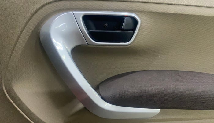 2016 Mahindra TUV300 T8, Diesel, Manual, 30,761 km, Driver Side Door Panels Control