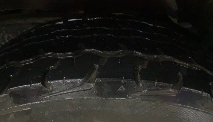 2016 Mahindra TUV300 T8, Diesel, Manual, 30,761 km, Left Rear Tyre Tread