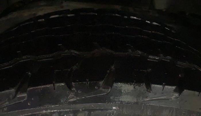 2016 Mahindra TUV300 T8, Diesel, Manual, 30,761 km, Right Rear Tyre Tread