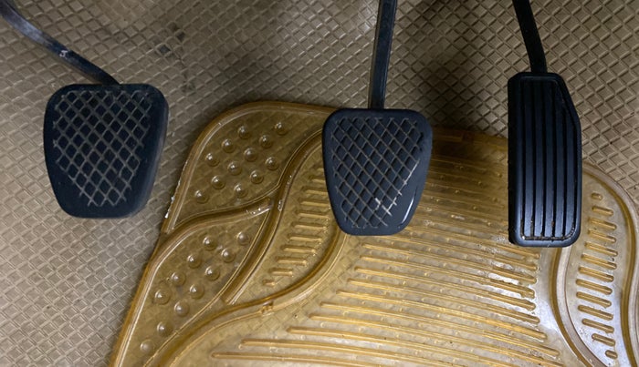 2014 Honda Brio V MT, Petrol, Manual, 85,790 km, Pedals