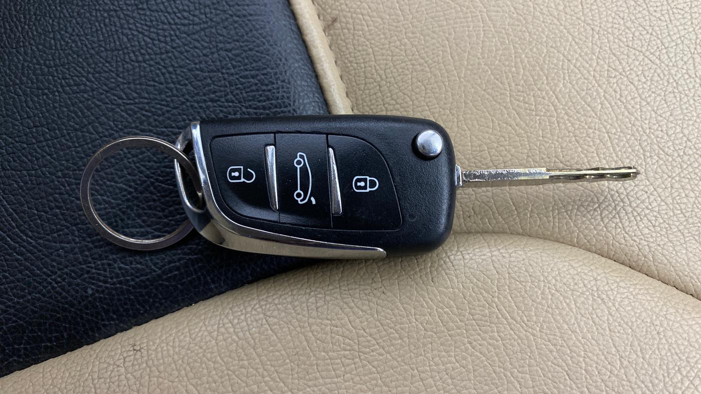 2014 Honda Brio V MT, Petrol, Manual, 85,790 km, Key Close Up