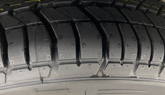 2014 Honda Brio V MT, Petrol, Manual, 85,790 km, Right Rear Tyre Tread