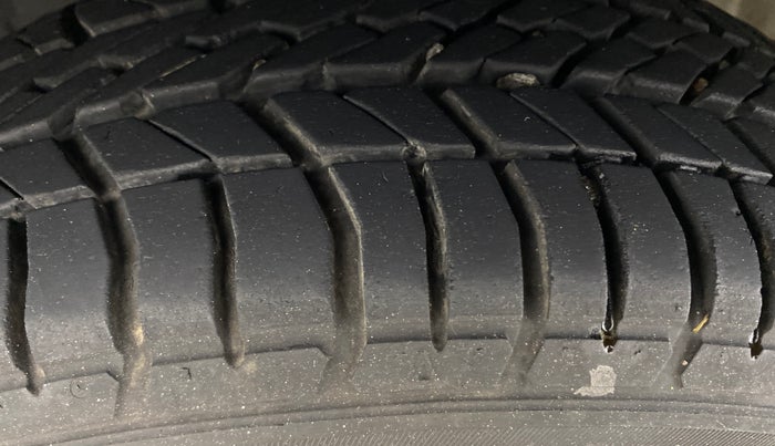 2014 Honda Brio V MT, Petrol, Manual, 85,790 km, Left Front Tyre Tread