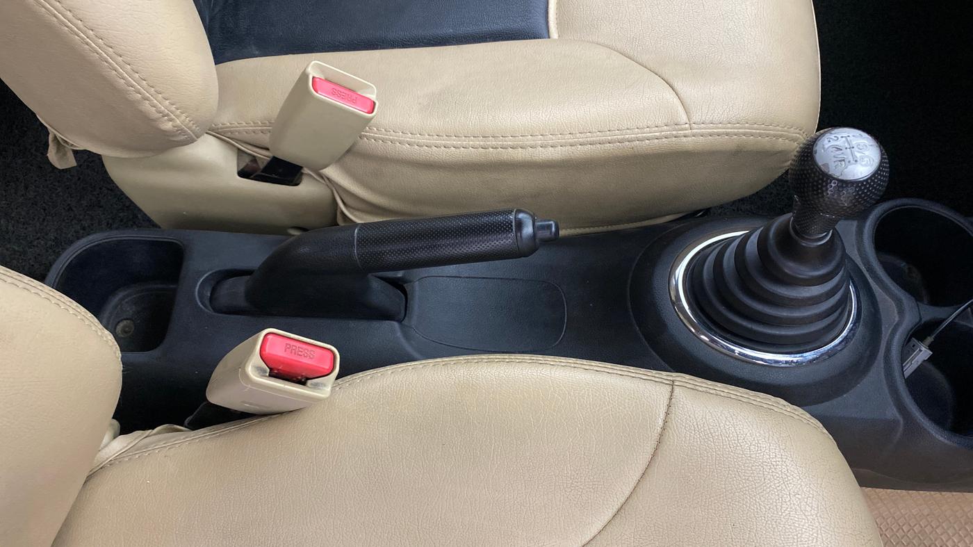 2014 Honda Brio V MT, Petrol, Manual, 85,790 km, Gear Lever