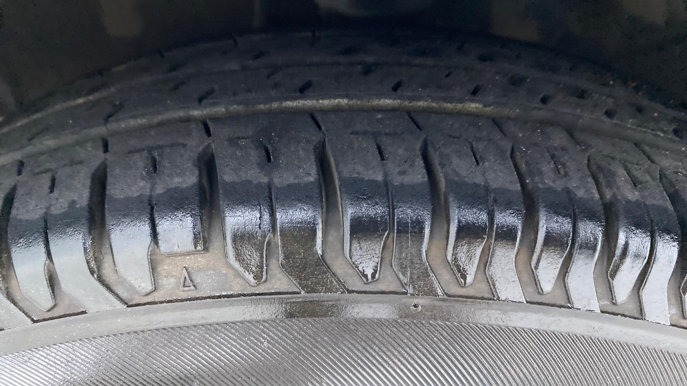 2012 Hyundai i10 MAGNA 1.2 KAPPA2, Petrol, Manual, 1,23,067 km, Left Front Tyre Tread