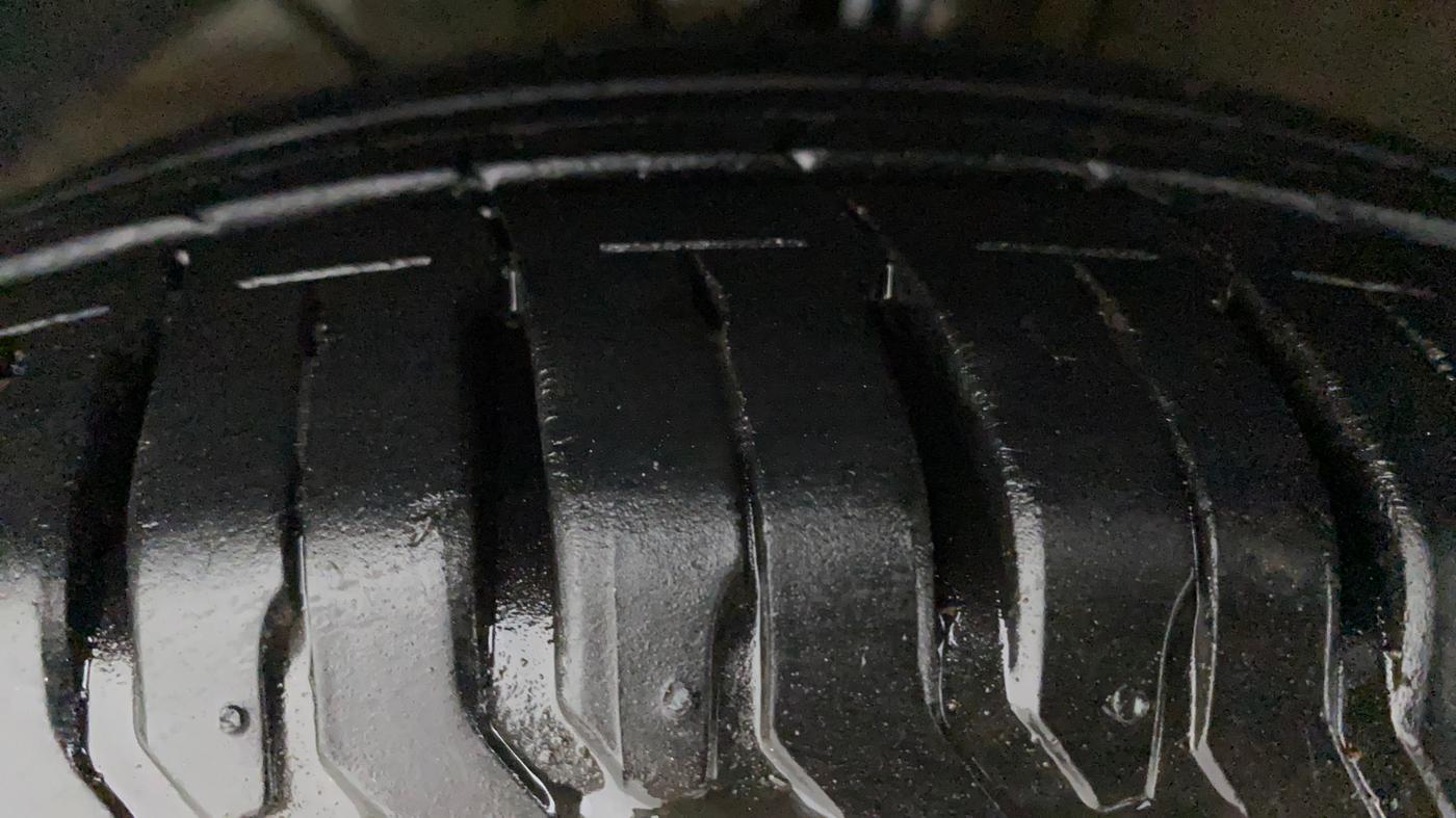 2021 Maruti XL6 ALPHA AT, Petrol, Automatic, 20,776 km, Left Front Tyre Tread