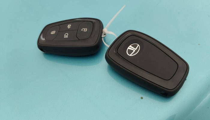 2025 Tata NEXON CREATIVE + SUNROOF AMT 1.5 DIESEL, Diesel, Automatic, 16,584 km, Key Close Up