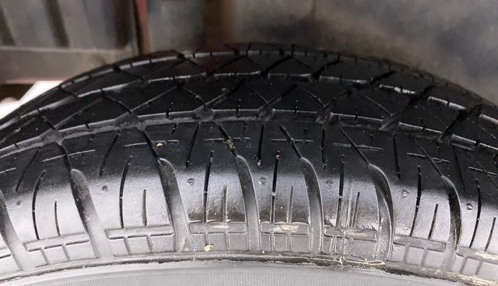 2013 Maruti Swift VXI D, Petrol, Manual, 70,769 km, Right Rear Tyre Tread