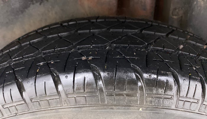 2013 Maruti Swift VXI D, Petrol, Manual, 70,769 km, Left Rear Tyre Tread