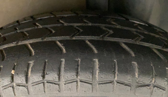 2010 Maruti Ritz VXI, Petrol, Manual, 91,149 km, Left Rear Tyre Tread