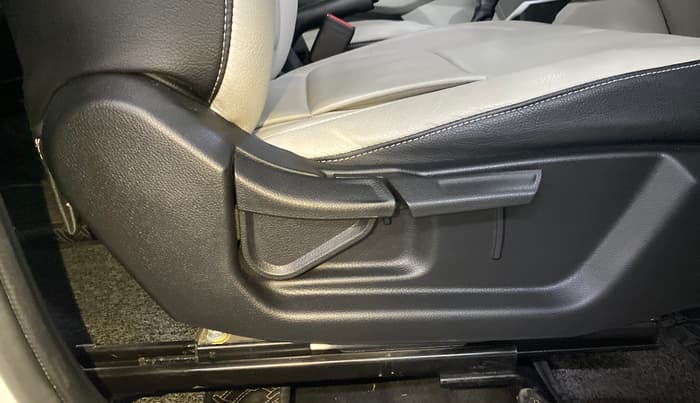 2022 KIA CARENS PRESTIGE PLUS 1.4 PETROL DCT 7 STR, Petrol, Automatic, 47,368 km, Driver Side Adjustment Panel
