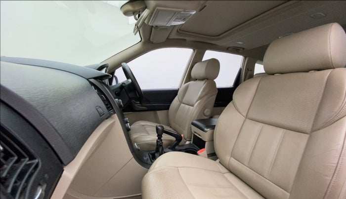 2016 Mahindra XUV500 W10, Diesel, Manual, 56,575 km, Right Side Front Door Cabin