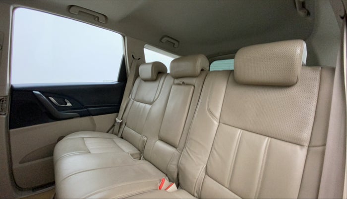 2016 Mahindra XUV500 W10, Diesel, Manual, 56,575 km, Right Side Rear Door Cabin