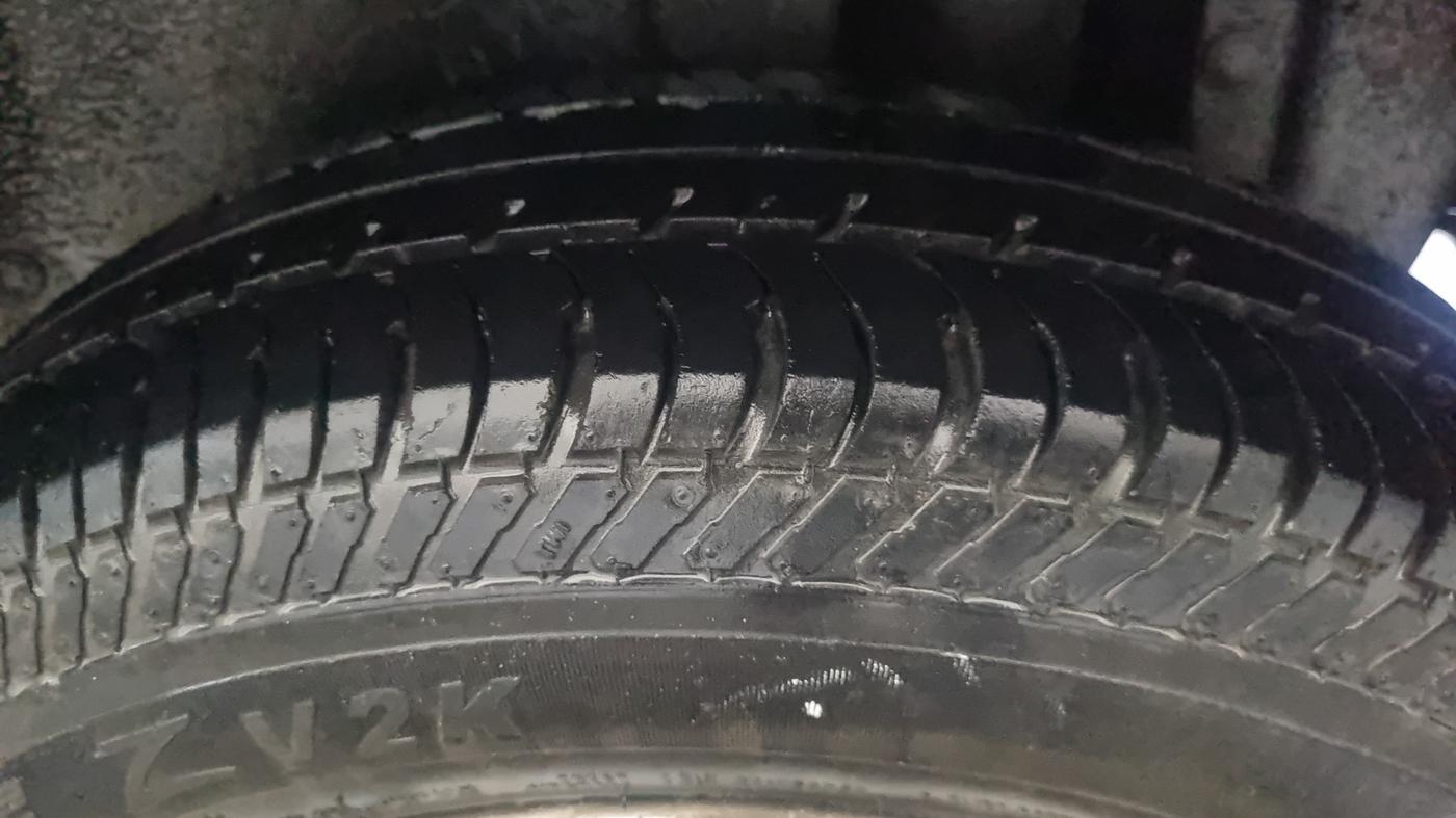 2015 Maruti Swift LXI (O), Petrol, Manual, 23,287 km, Left Rear Tyre Tread