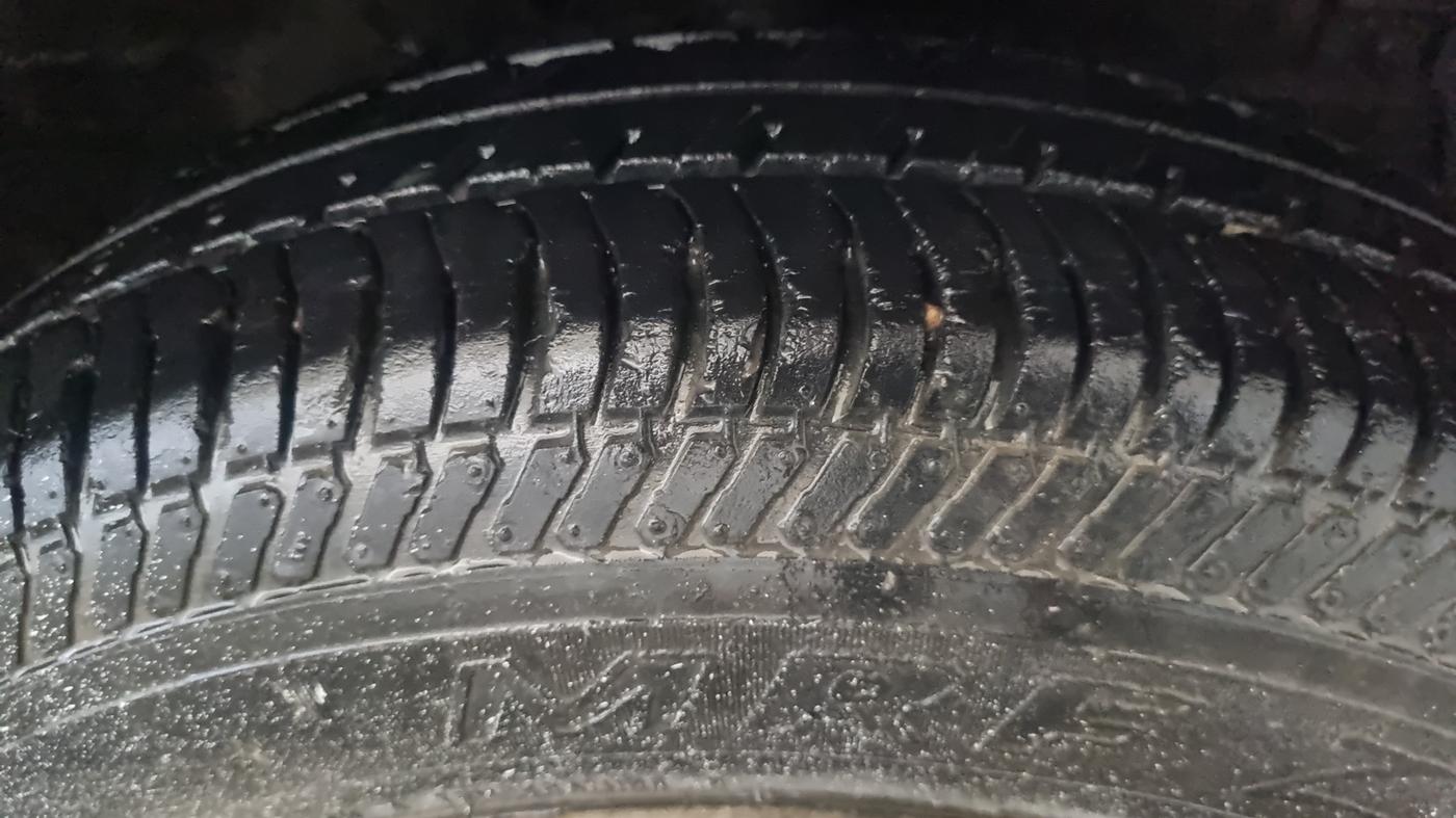 2015 Maruti Swift LXI (O), Petrol, Manual, 23,287 km, Right Front Tyre Tread