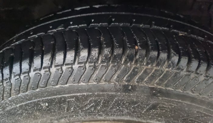 2015 Maruti Swift LXI (O), Petrol, Manual, 23,287 km, Right Front Tyre Tread